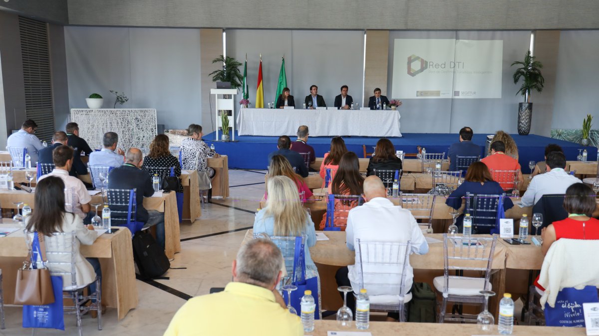 El alcalde de El Ejido dando la bienvenida a los asistentes.