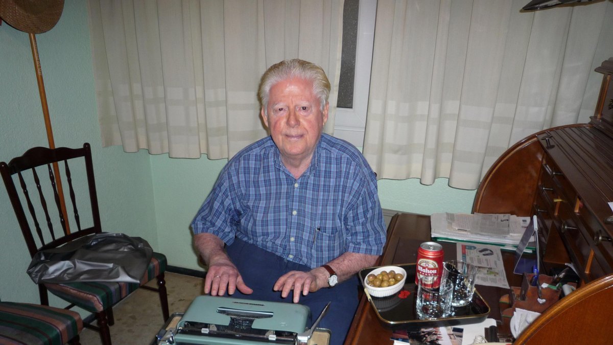 Francisco Ortiz, en el salón de su casa, con su vieja Olivetti.