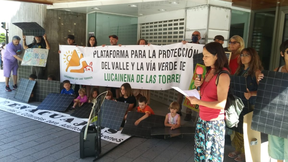 Vecinos de Lucainena de las Torres frente a la sede de X-Elio en Murcia.
