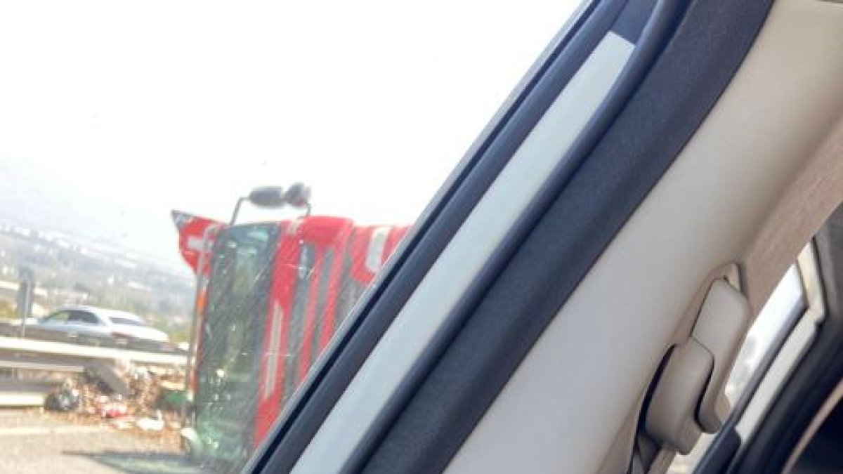 El camión ha volcado en el límite entre Benahadux y Huércal de Almería.