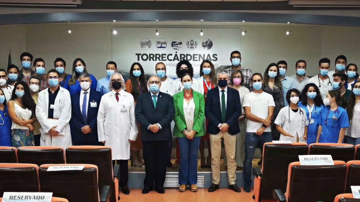 Foto de familia de los residentes que han acabado su formación este año en Torrecárdenas.