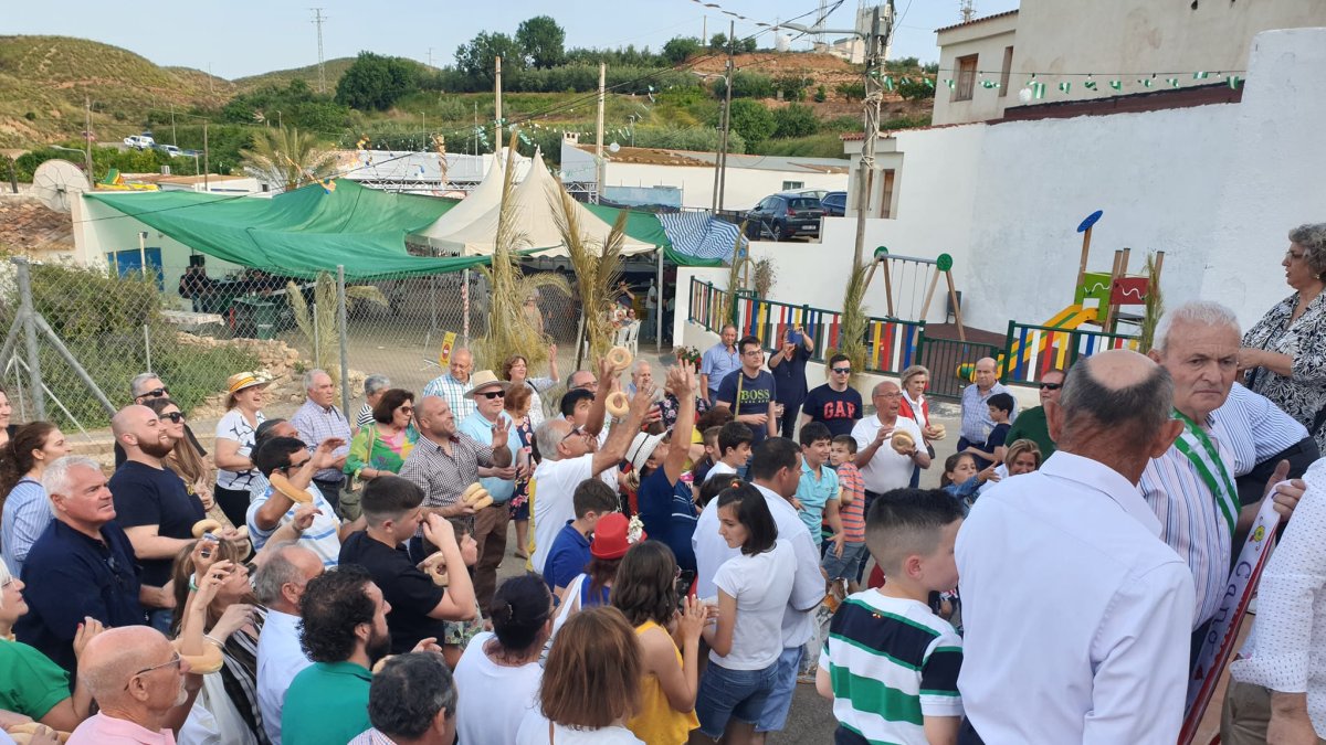 El lanzamiento de roscos, una tradición en la feria de Jauro.