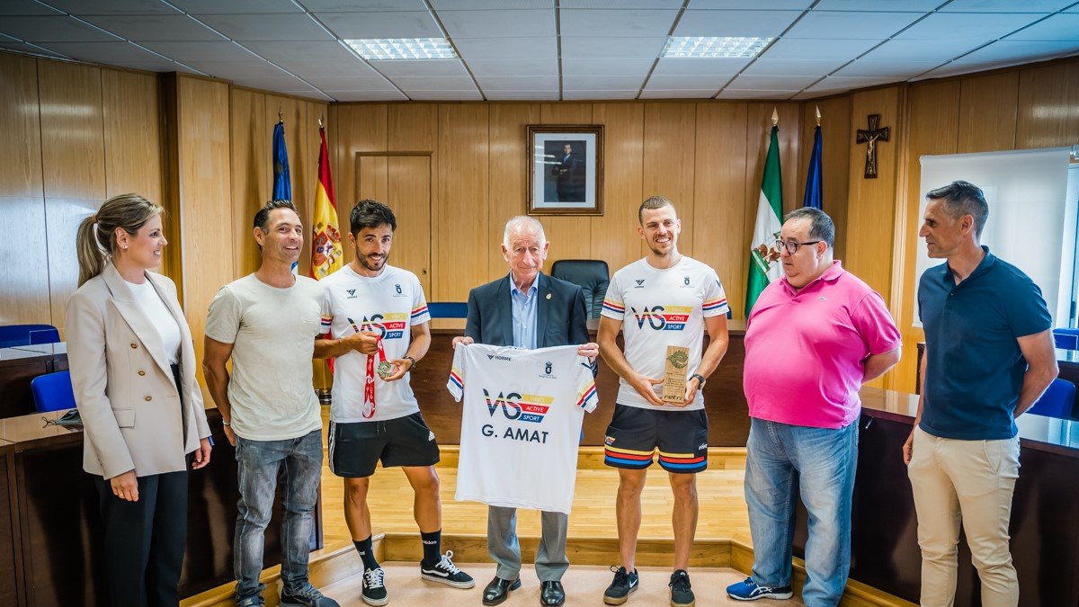 Gabriel Amat con los componentes del club,