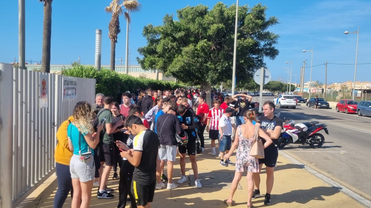 Colas en el Mediterráneo este miércoles para comprar entradas.