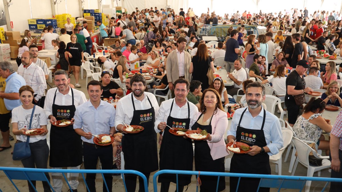 Representantes institucionales en la Caseta Municipal de La Aldeílla.