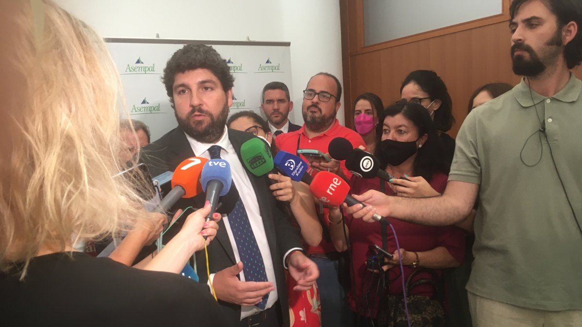 El presidente de Murcia, Fernando López Miras, ayer en Almería, en declaraciones a la prensa en la sede de Asempal y la Cámara.