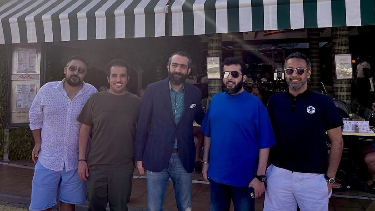 Turki y sus hombres de confianza en la Pizzería Picasso de Puerto Banús.