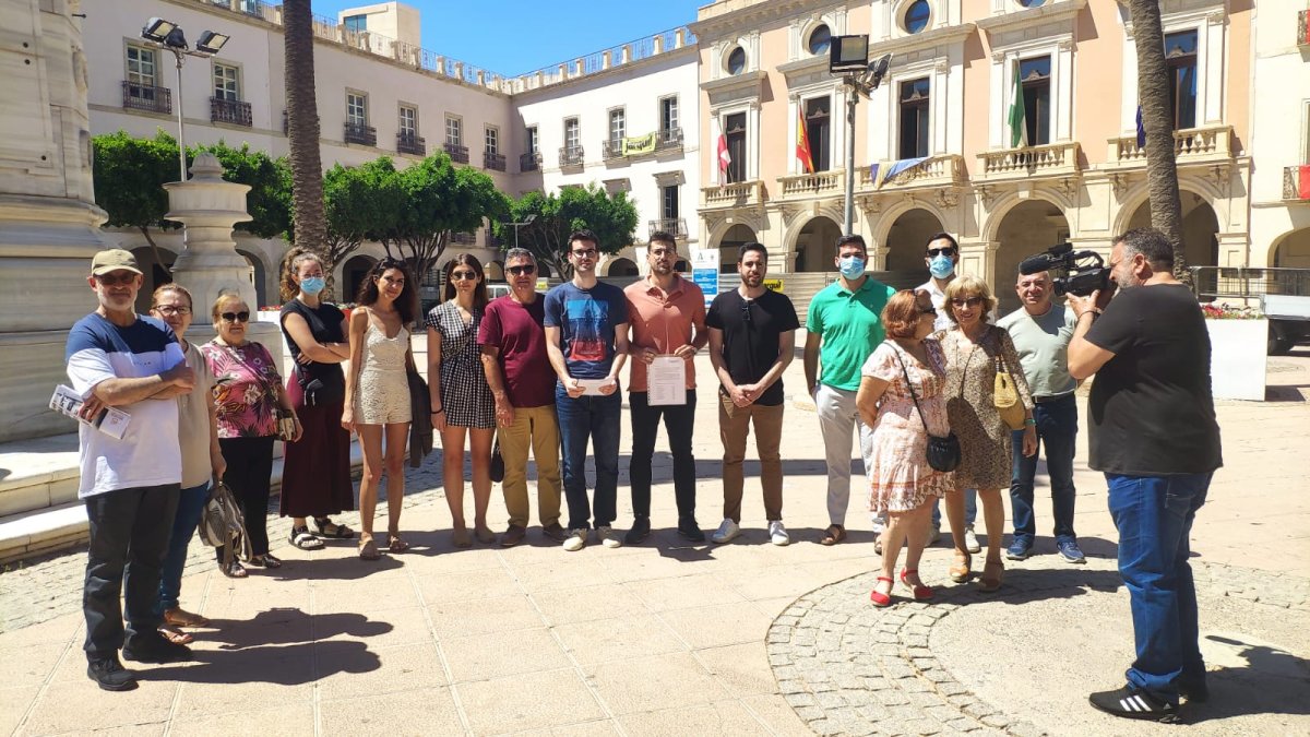 Miembros y familiares de la plataforma de afectados de las viviendas de Vilches