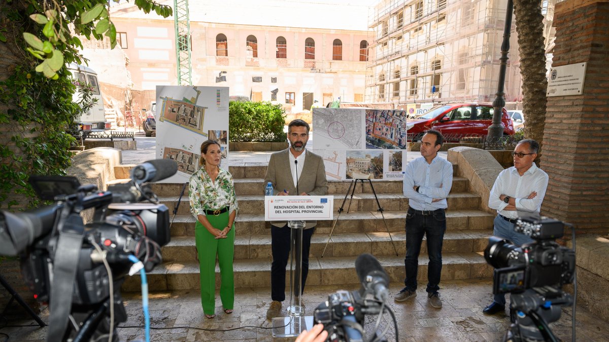 Presentación del proyecto de intervención en la manzana del futuro Museo del Realismo Español con el alcalde, la edil de Urbanismo y los arquitec