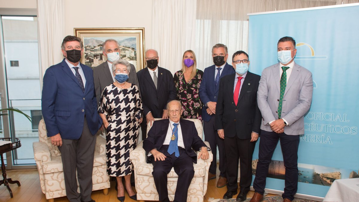 Homenaje en casa del farmacéutico coincidiendo con su 90 cumpleaños el pasado mes de septiembre.