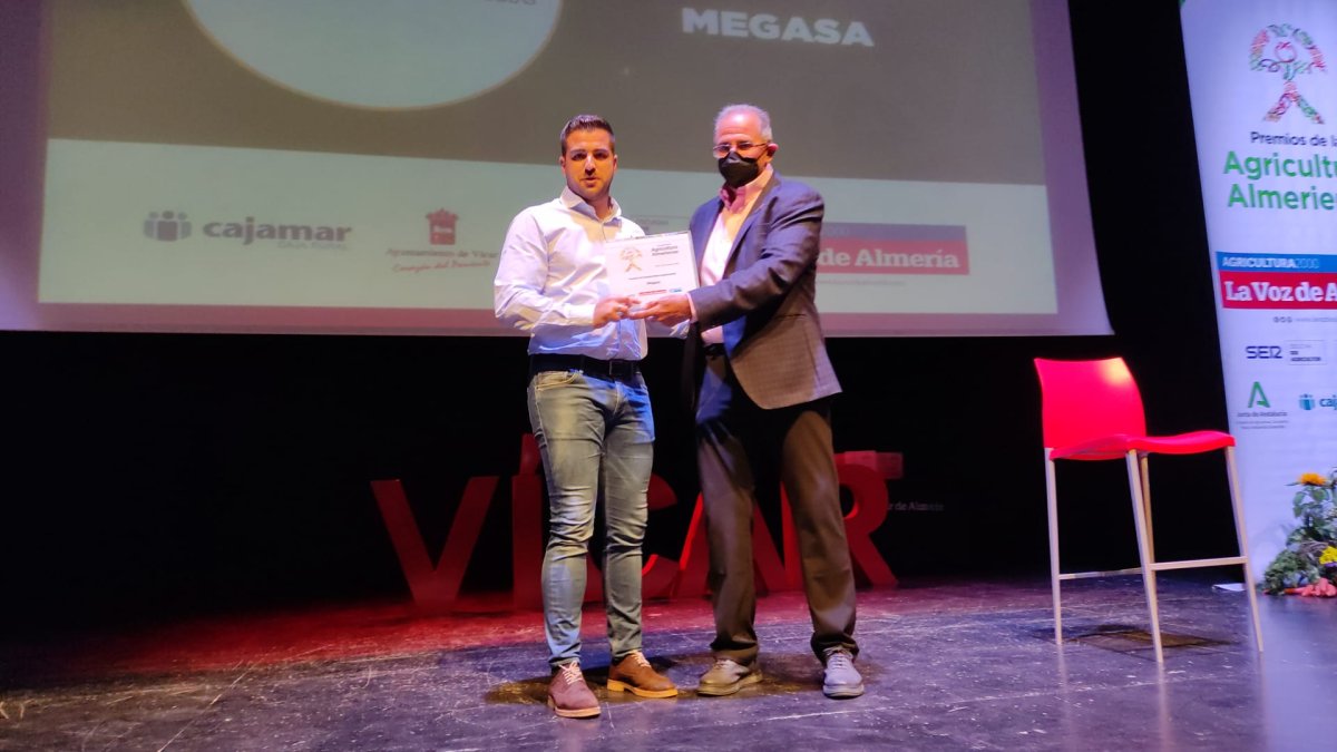 Entrega del galardón al compromiso empresarial de los premios \'Agricultura Almeriense\'.
