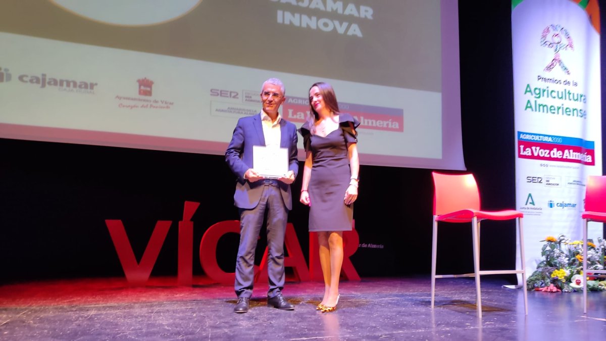 Entrega del galardón al compromiso ambiental de los Premios de la Agricultura Almeriense.