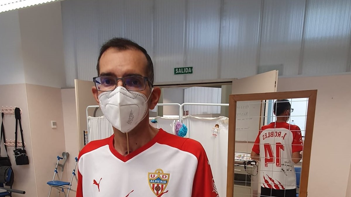 Juanjo López con la camiseta que le regaló Javi Robles la pasada semana.