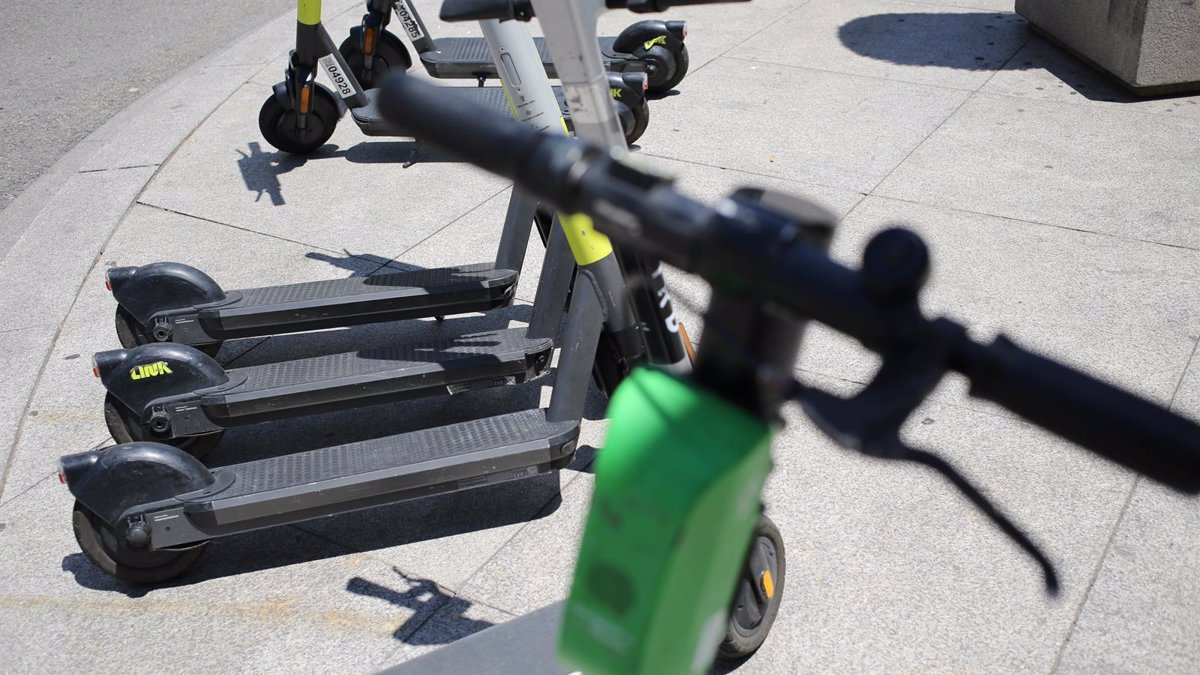 El conductor del patinete eléctrico tiene 25 años de edad.