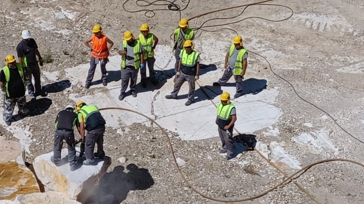 Manejo de maquinaria de canteras en la Escuela del Mármol.