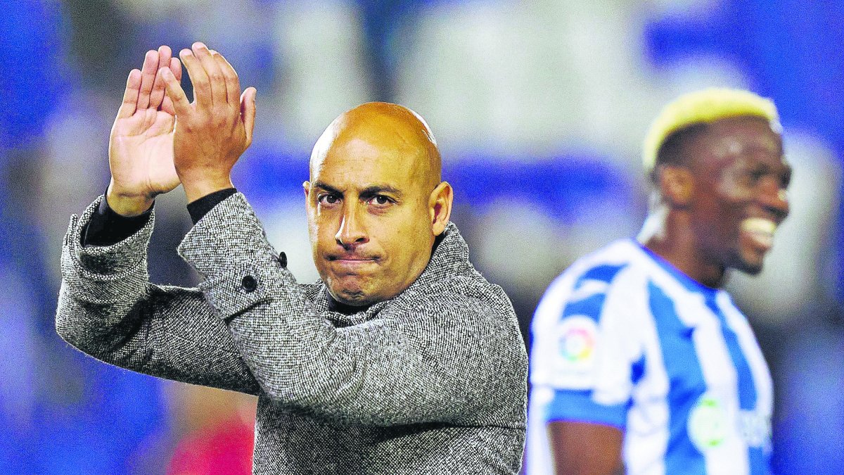 Mehdi Nafti saludando a la afición en Butarque.