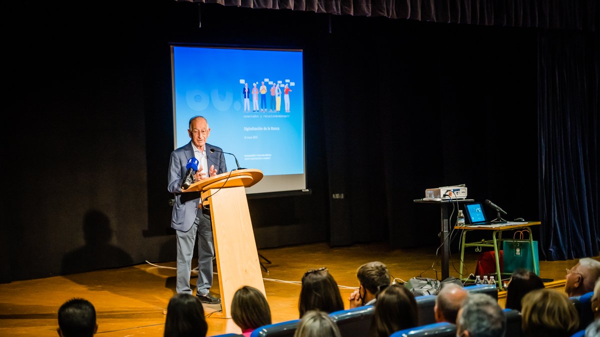 Gabriel Amat durante la charla para mayores en Roquetas de Mar.
