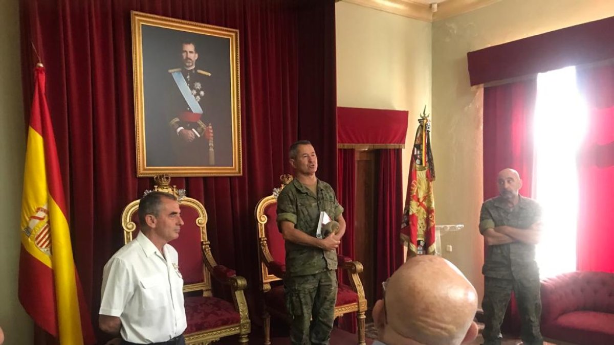 Saludo del general Fernando Rocha y Castilla, con el coronel Soriano a la izquierda