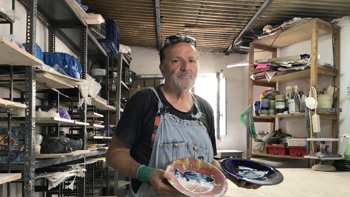 El artista almeriense Antonio José Flores posa en su estudio con obras suyas.