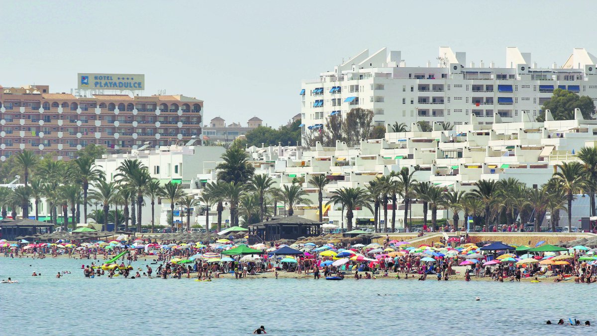 La playa de Aguadulce repleta de sombrillas y bañistas.