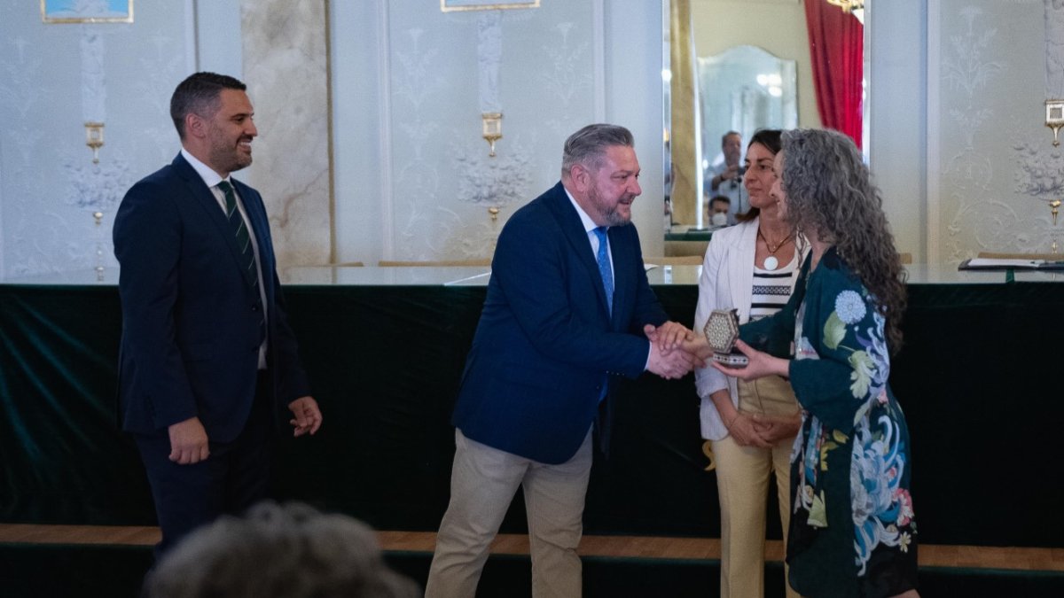 El almeriense Antonio Pérez recibe el Premio Carlos Pérez Siquer.