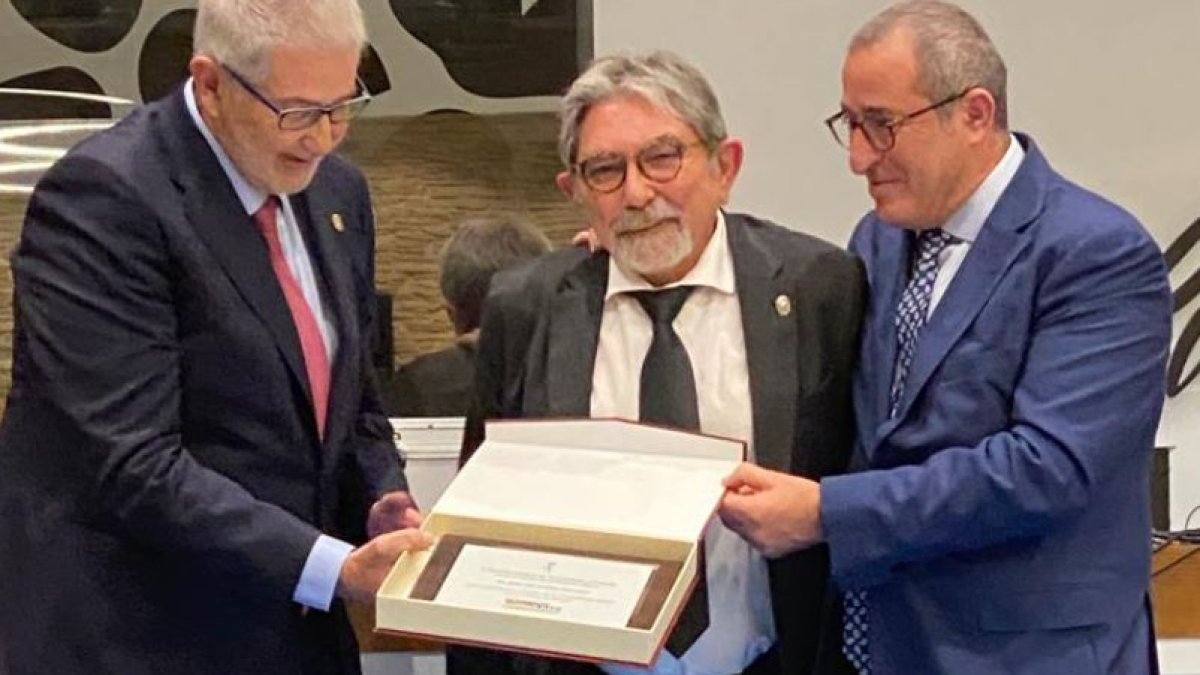 Premio al traumatólogo almeriense José Luis Jumilla.