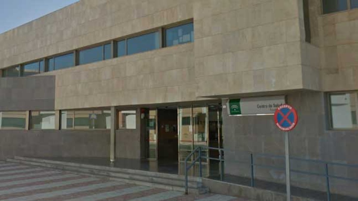 El hombre tuvo que ser atendido en un Centro de Salud de Vícar.