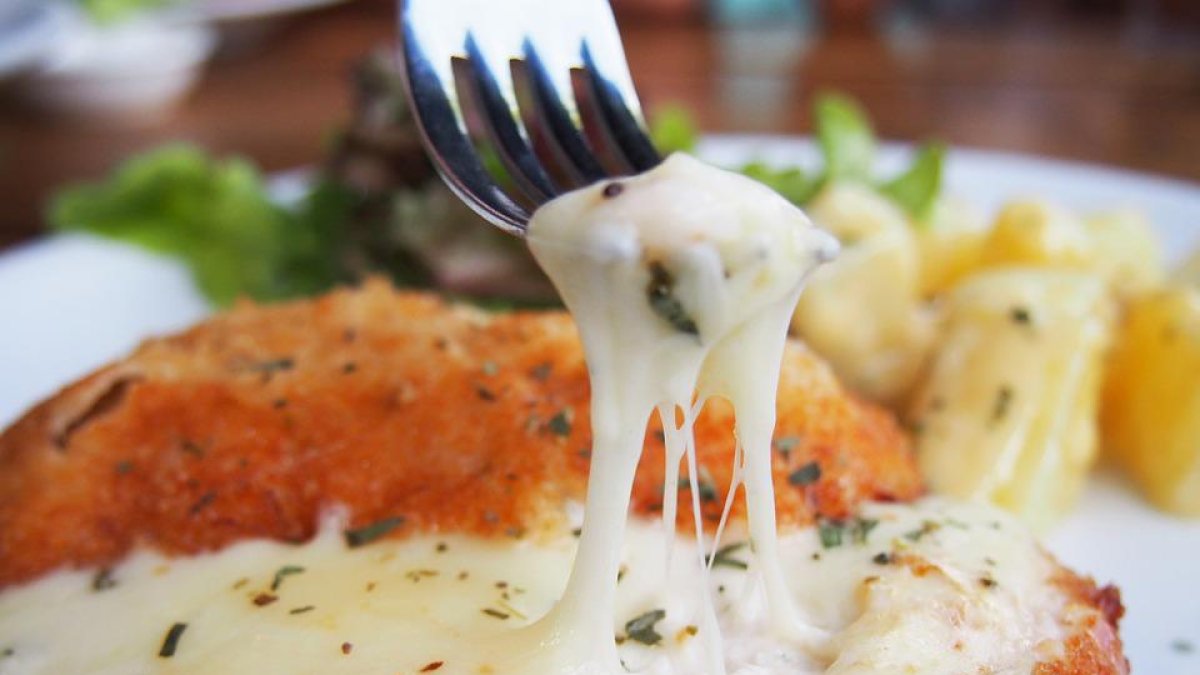 Pollo con mozzarella para este lunes.