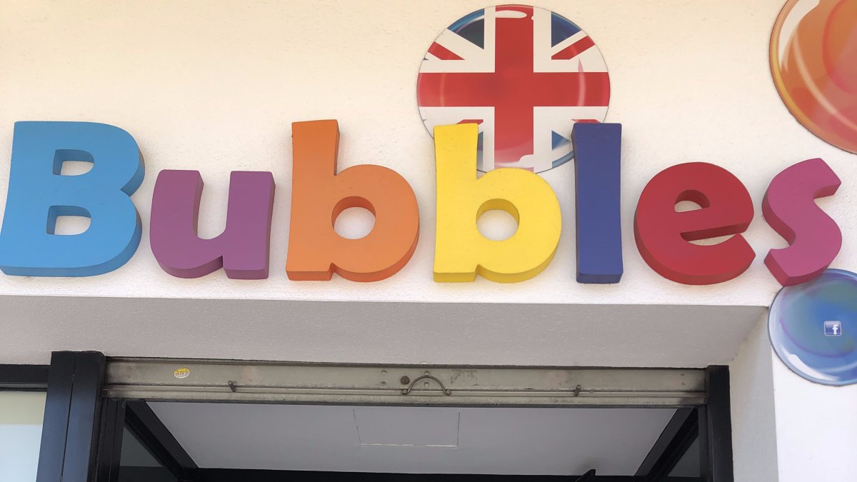 Exterior de la academia Bubbles School of English.