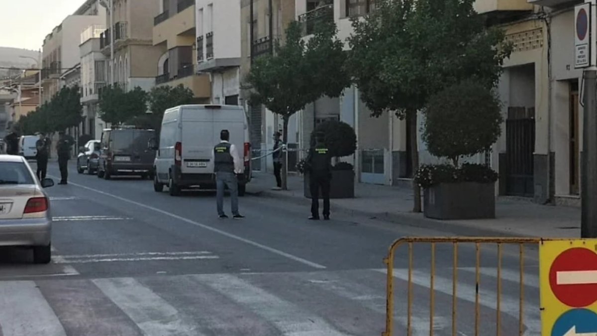 La Guardia Civil trabajando en el lugar del crimen.