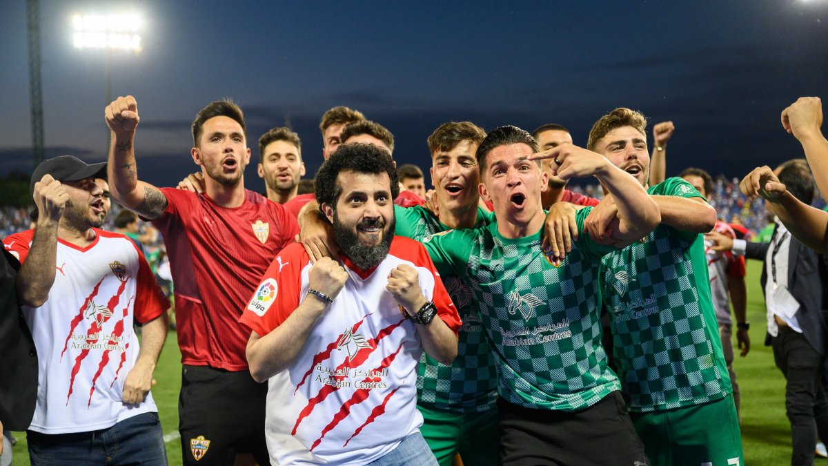 Turki y los jugadores celebran el ascenso en Leganés.