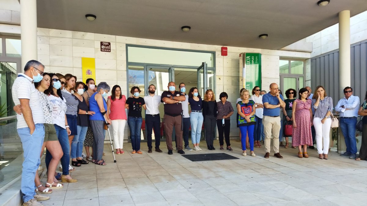 Minuto de silencio en la oficina del SAE de Huércal-Overa