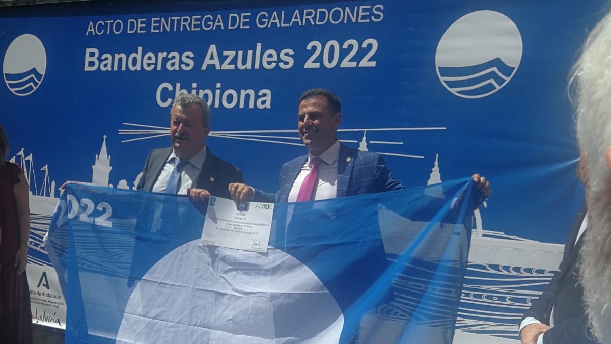 El alcalde de Pulpí recoge las Banderas Azules y el Galardón de Centro Azul.