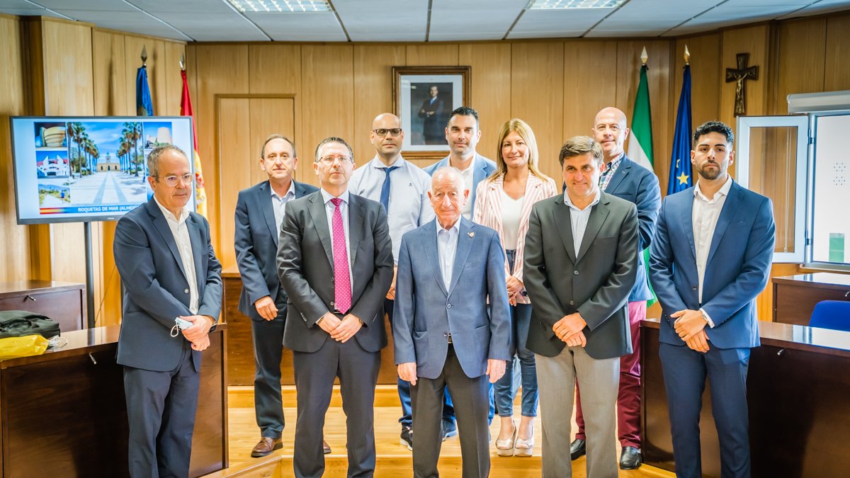 Firma de convenio y presentación de la postal de Roquetas de Mar.