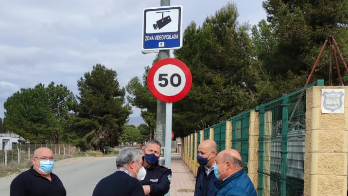 Autoridades y responsables de seguridad junto a una de las cámaras.