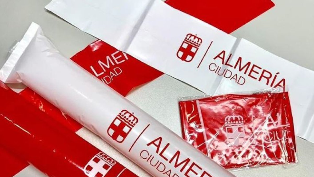 Aplaudidores que repartirá el Ayuntamiento de Almería.