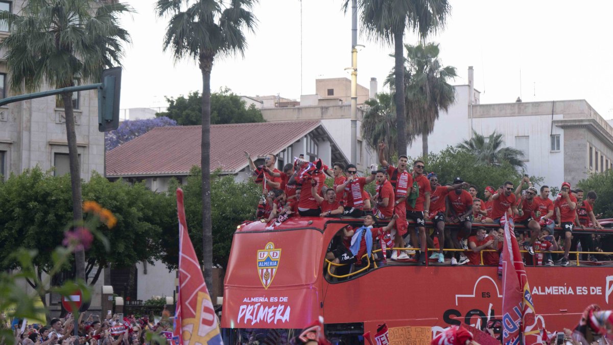 Espectacular llegada del autocar del Almería a la Plaza de las Velas.