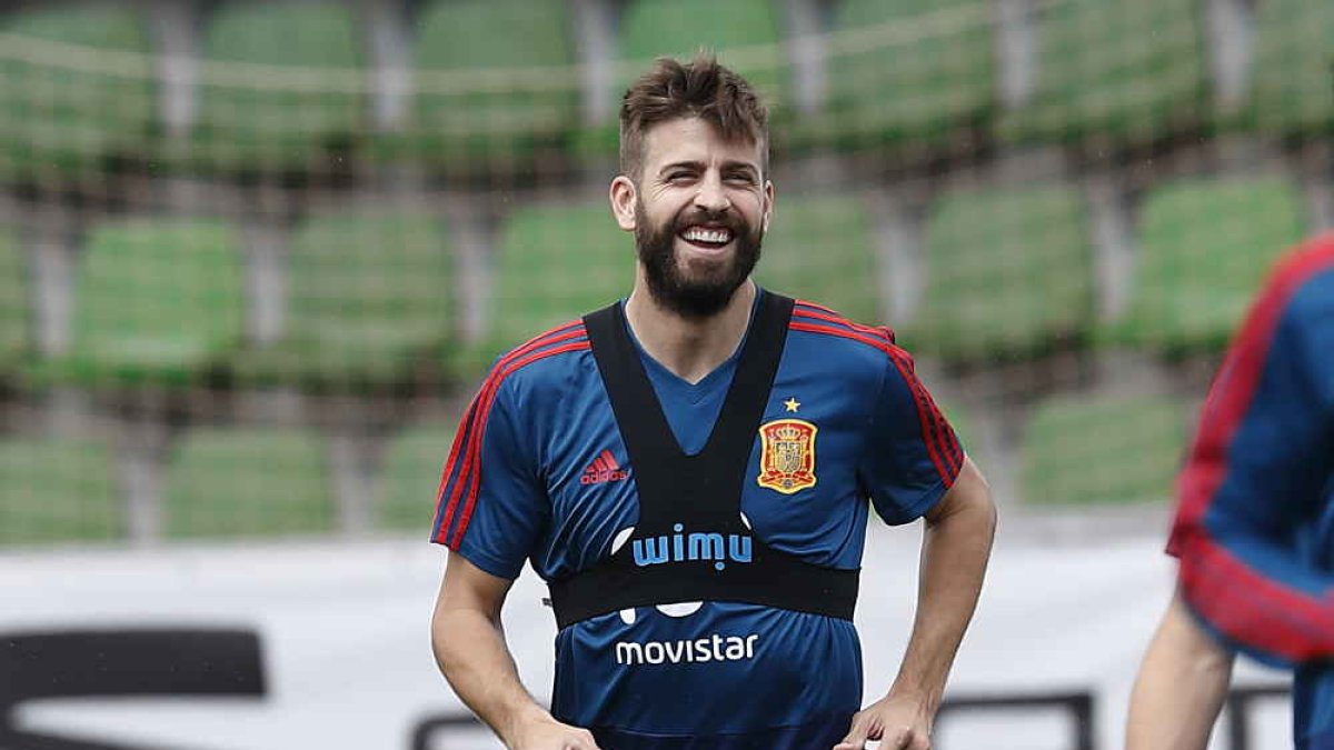 Gerard Piqué con el dispositivo almeriense en el pecho.