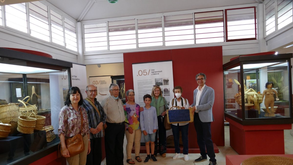 Grupo de esparteros de Huércal-Overa con los organizadores en el Museo velezano.