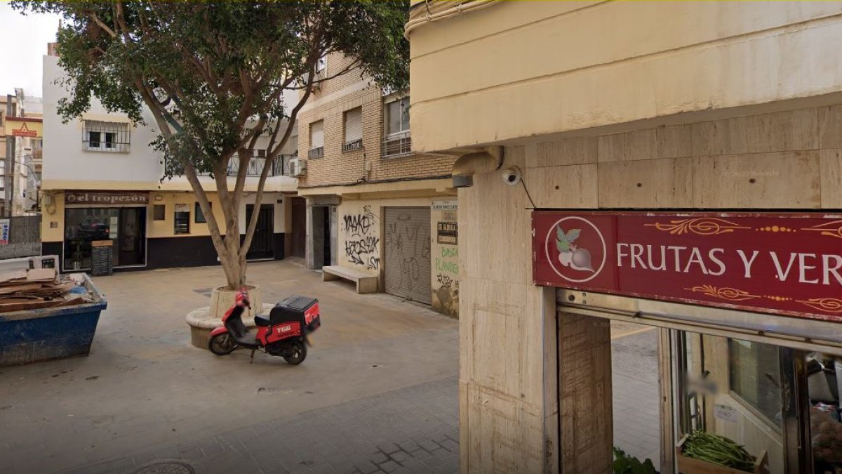 Calle Braulio Moreno cerrada al fondo, con el arco en obras.