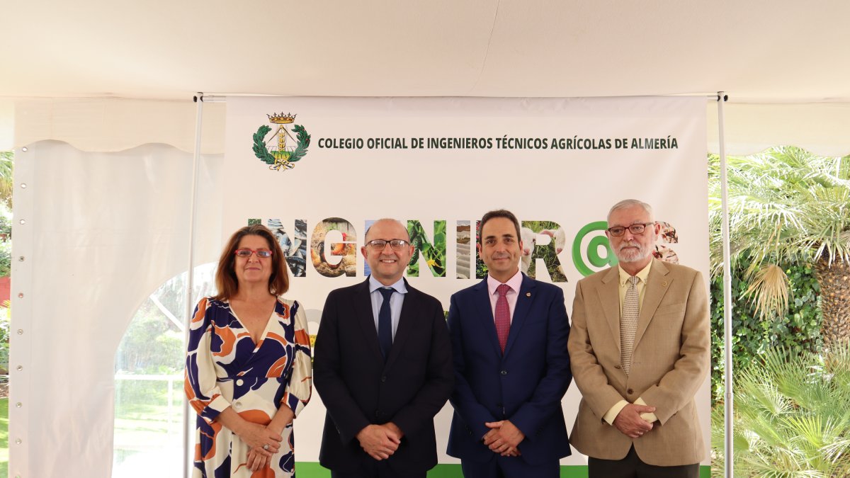 Manuel Gómez Galera, director general de Producción Agrícola y Ganadera de la Consejería de Agricultura con los miembros de la Junta de Gobierno