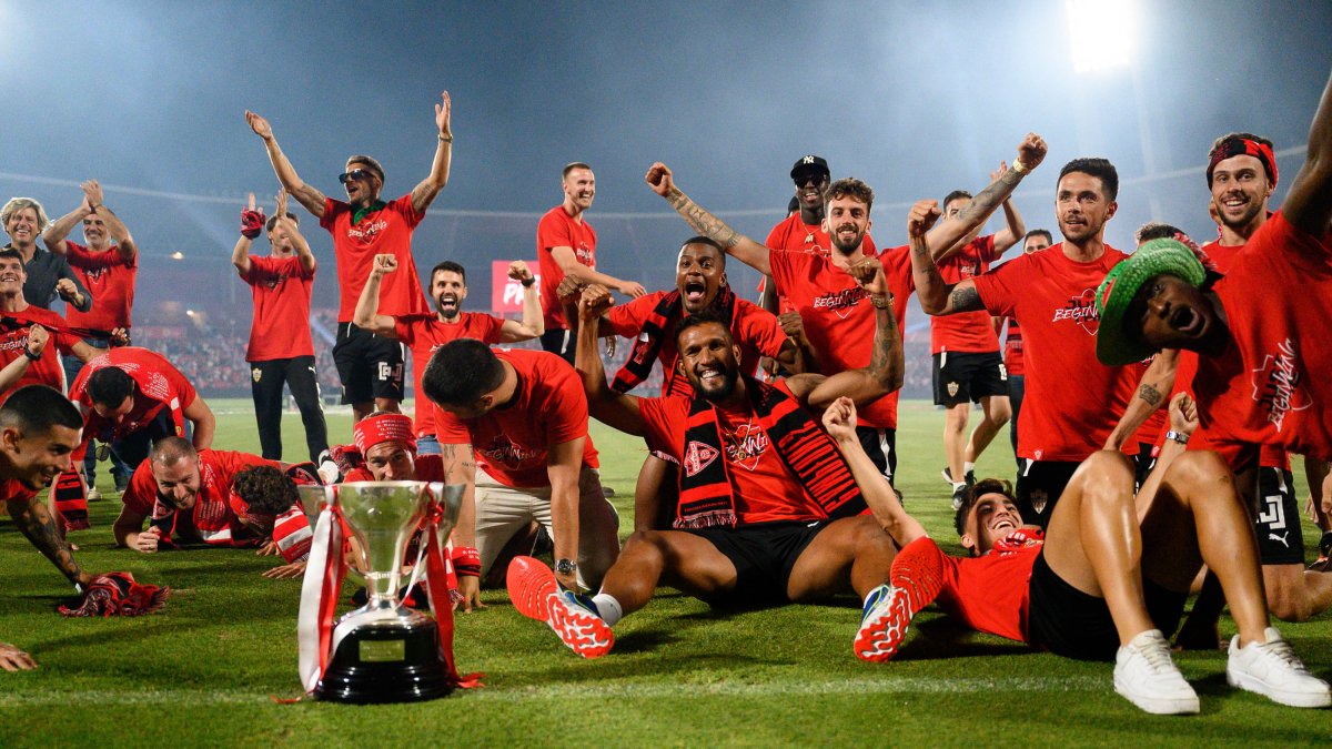 Fiesta final en el Estadio con la afición llenando las gradas.