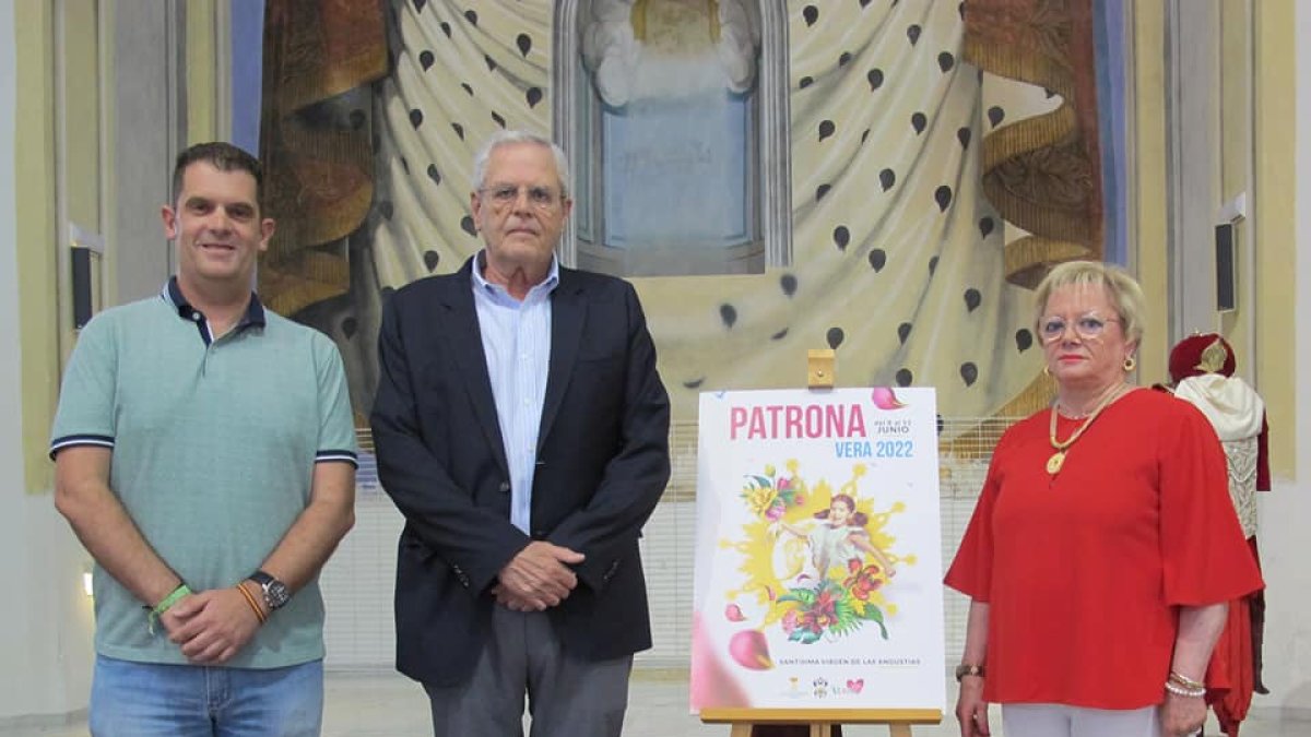 Autoridades veratenses presentan el cartel anunciador de las fiestas.