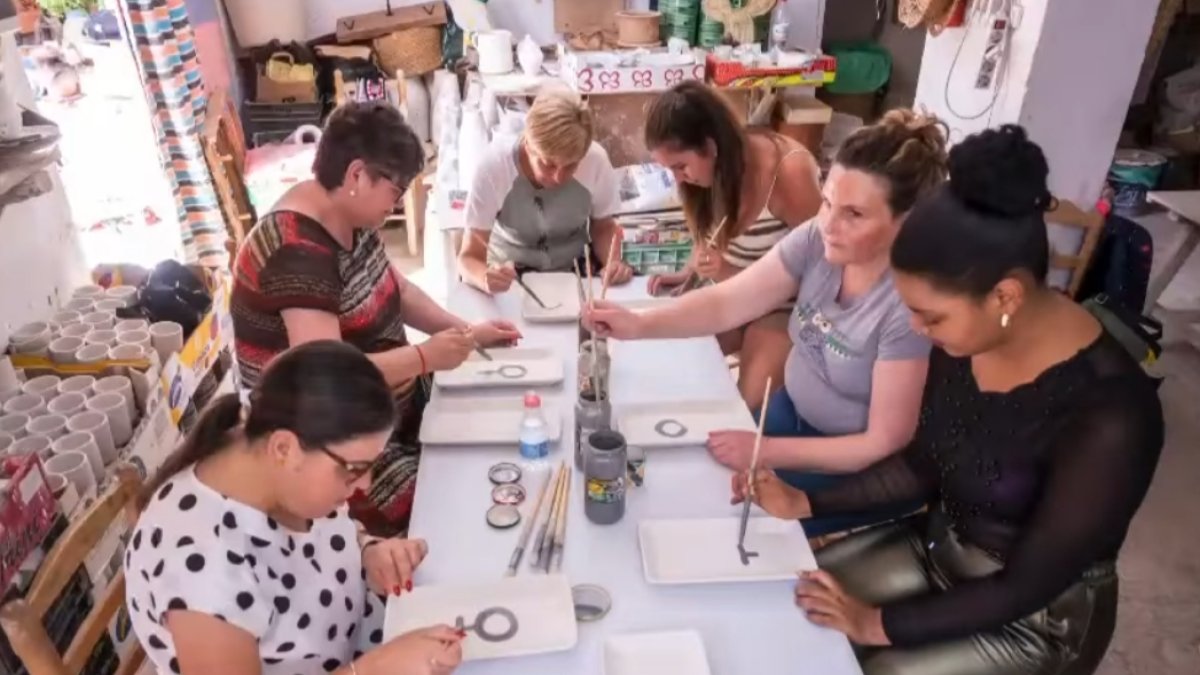 Mujeres en el taller alfarero Ángel y Loli.