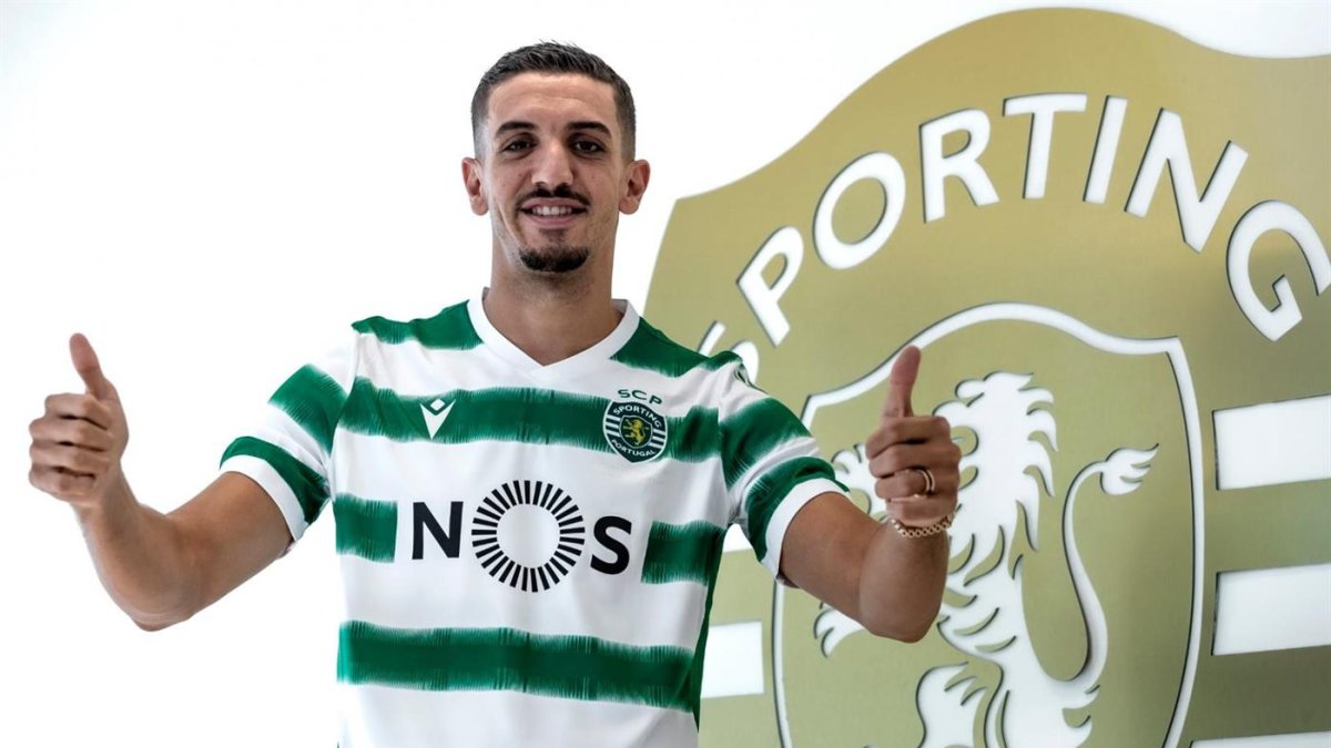 Zou Feddal con el escudo del Sporting de Portugal, club con el que acaba contrato.