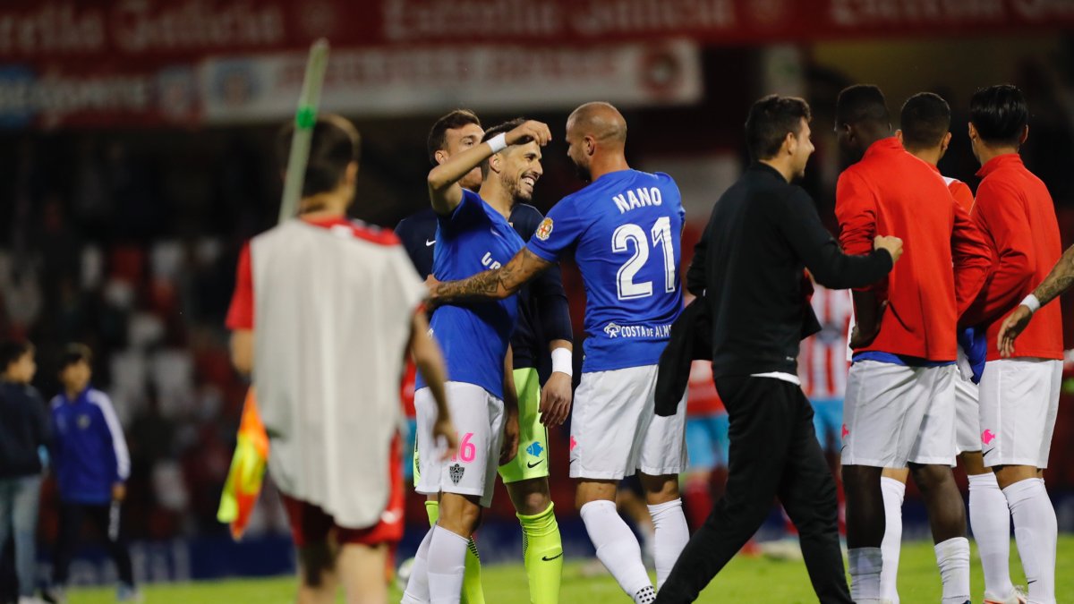 Fidel y Nano se abrazan después de conseguir la permanencia en Lugo.