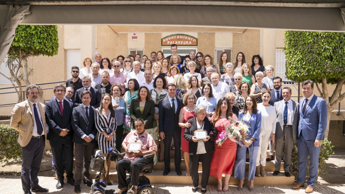 Representantes institucionales, homenajeados y vecinos en el acto por el \'Día de Balanegra\'.