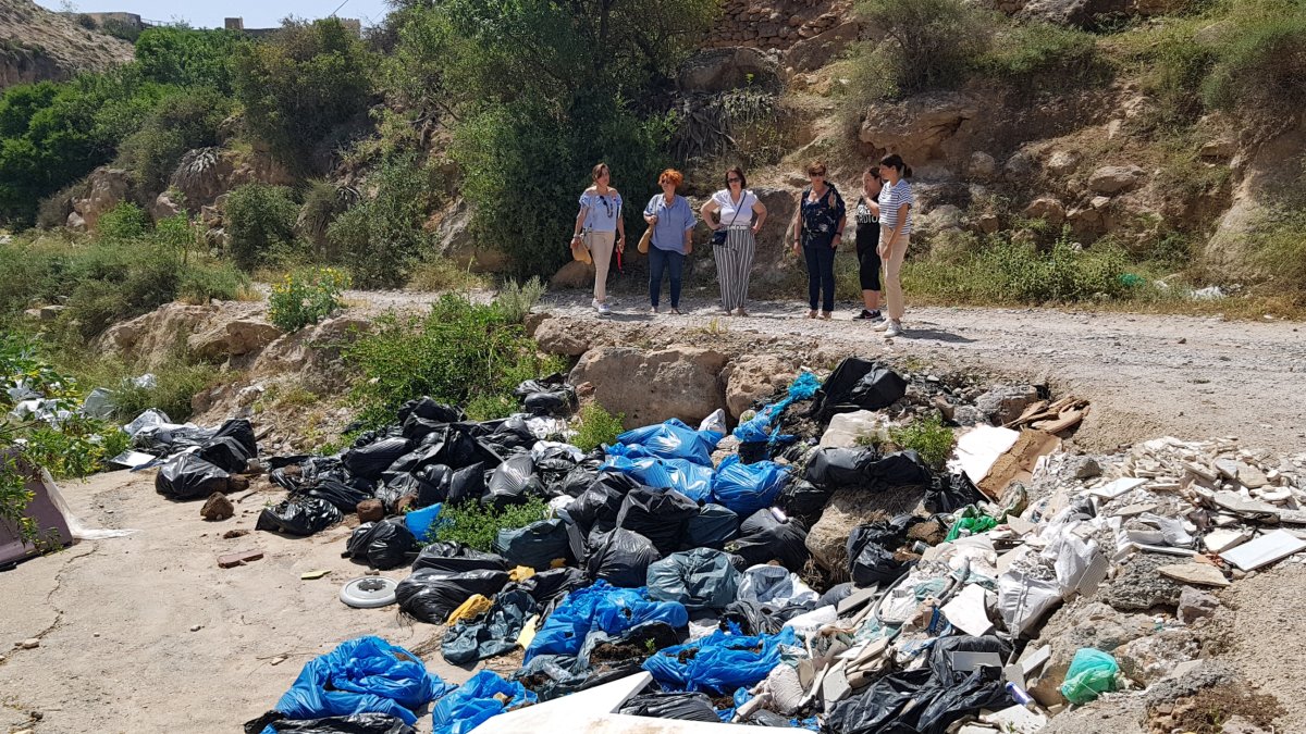 Valverde y vecinas observan las basuras acumuladas en el Barranco Caballar.