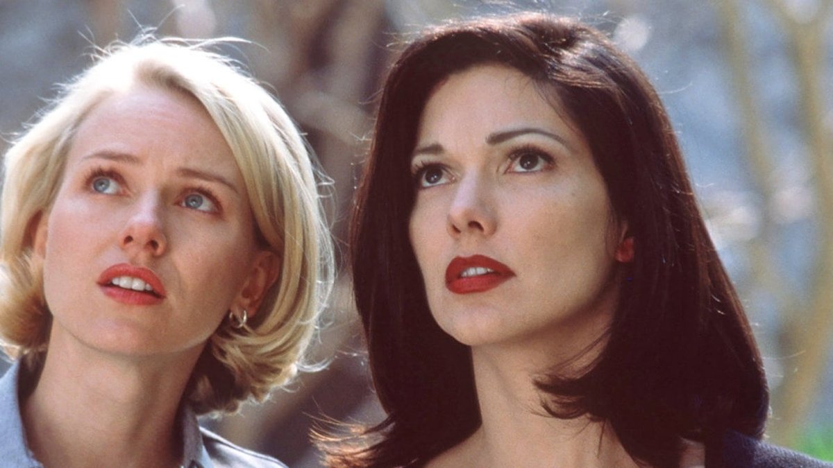 Naomi Watts y Laura Elena Harring en ‘Mulholland Drive’, obra maestra de David Lynch.