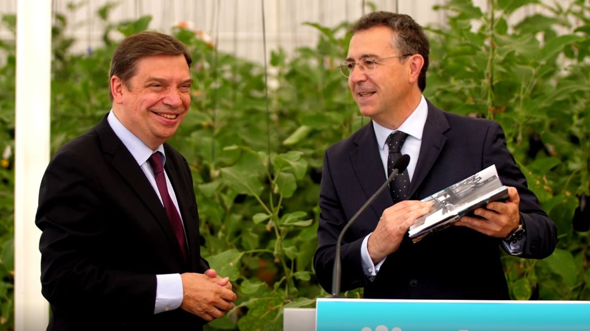 Luis Planas con Eduardo Baamonde durante su visita a Las Palmerillas de Cajamar